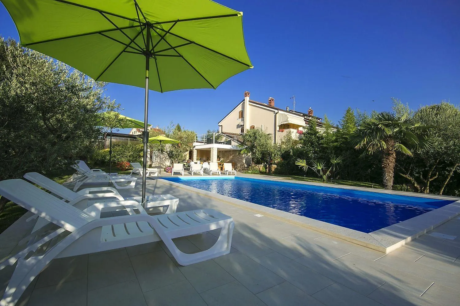 Charmantes Apartment Nur 400 Meter Zum Strand Mit Grossem Pool, Privater Terrasse, Grill, Liegen Porec