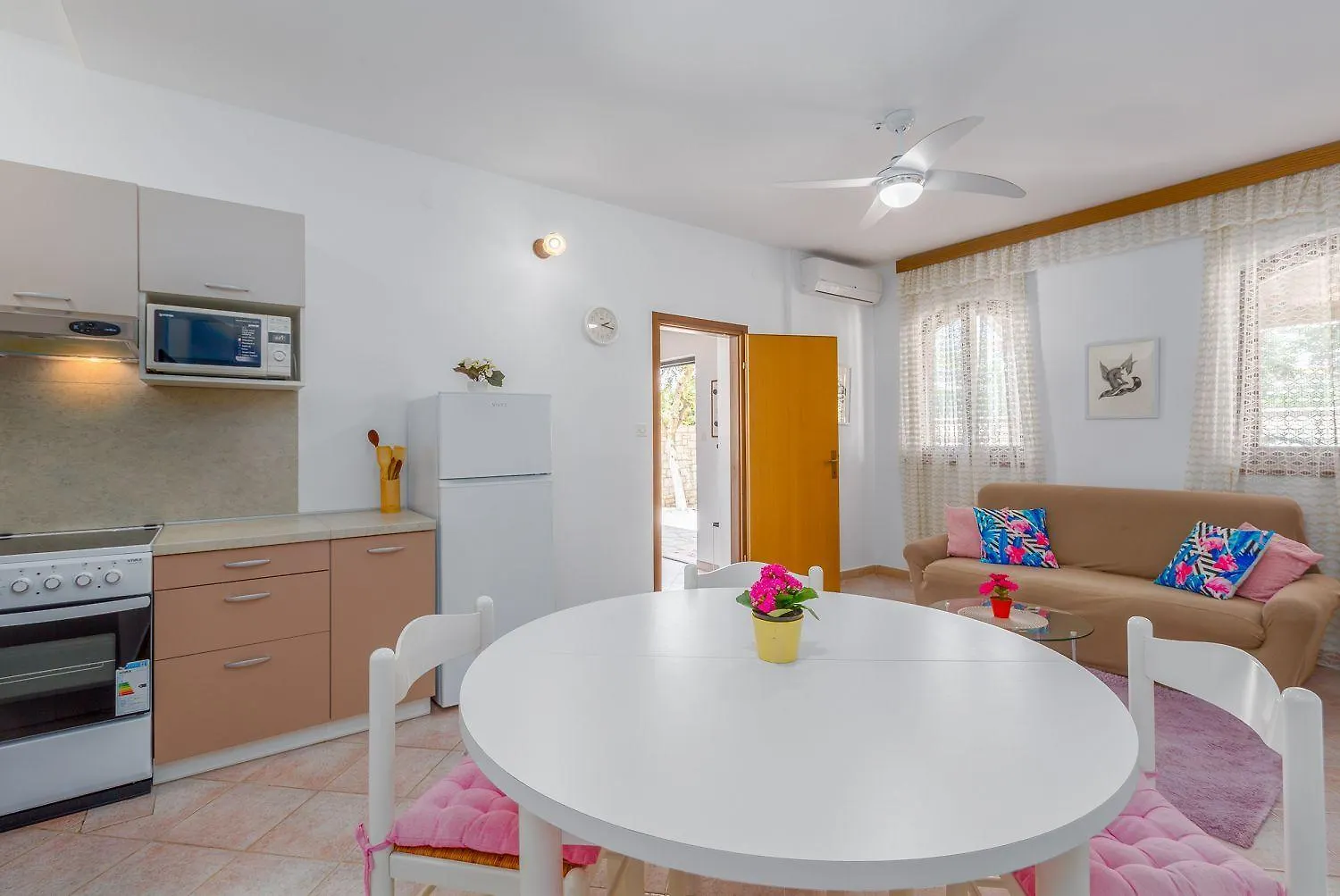 Charmantes Apartment Nur 400 Meter Zum Strand Mit Grossem Pool, Privater Terrasse, Grill, Liegen Porec Croatia