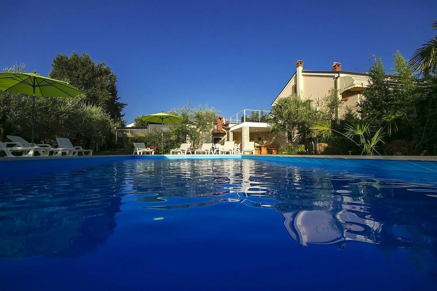 Charmantes Apartment Nur 400 Meter Zum Strand Mit Grossem Pool, Privater Terrasse, Grill, Liegen Porec
