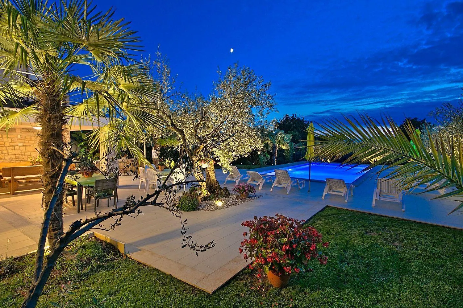 Charmantes Apartment Nur 400 Meter Zum Strand Mit Grossem Pool, Privater Terrasse, Grill, Liegen Porec
