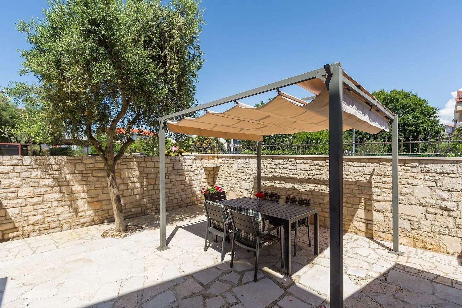 Charmantes Apartment Nur 400 Meter Zum Strand Mit Grossem Pool, Privater Terrasse, Grill, Liegen Porec