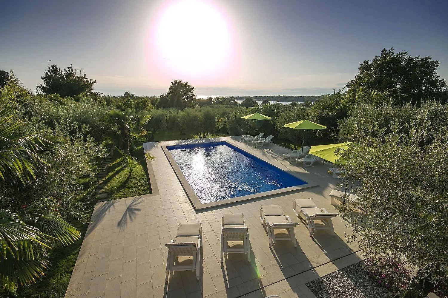 Charmantes Apartment Nur 400 Meter Zum Strand Mit Grossem Pool, Privater Terrasse, Grill, Liegen Porec