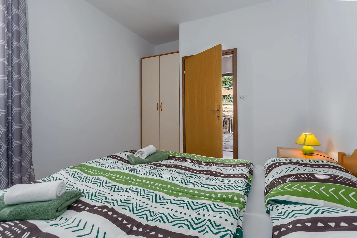 Charmantes Apartment Nur 400 Meter Zum Strand Mit Grossem Pool, Privater Terrasse, Grill, Liegen Porec