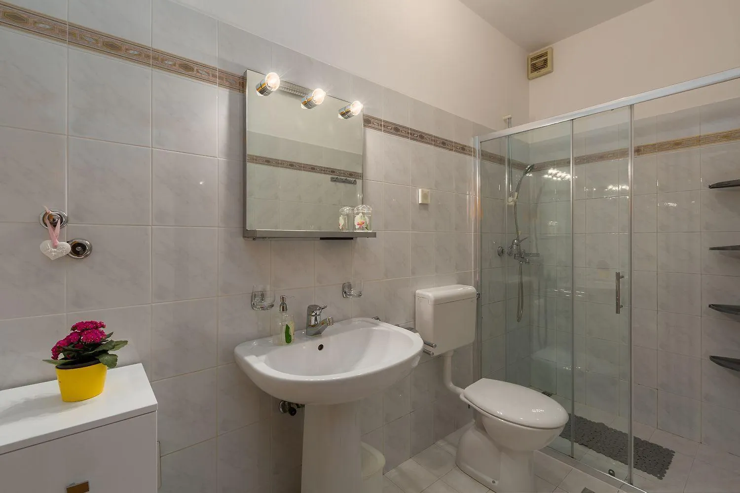 Charmantes Apartment Nur 400 Meter Zum Strand Mit Grossem Pool, Privater Terrasse, Grill, Liegen Porec
